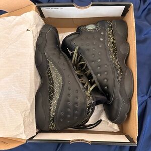 Jordan 13 Retro
Black Metallic Gold (GS)